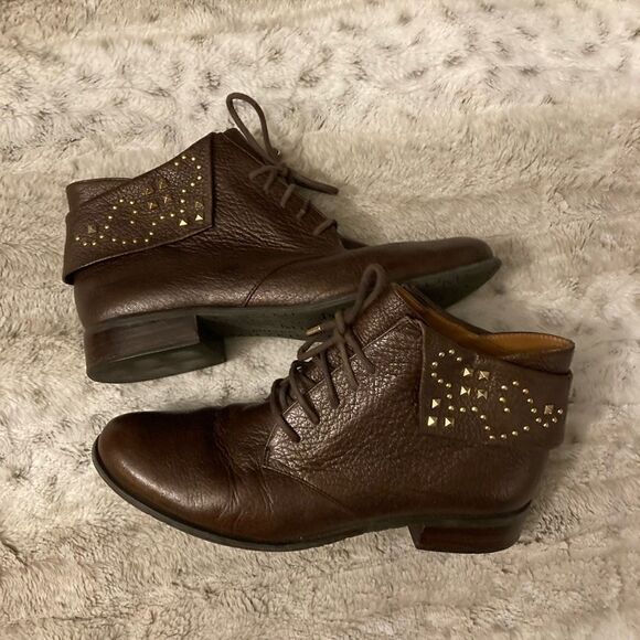 𝅺: : MIEZKO 90s Style Fold Over Ankle Boots with Gold Stud Detail : : - Picture 10 of 16